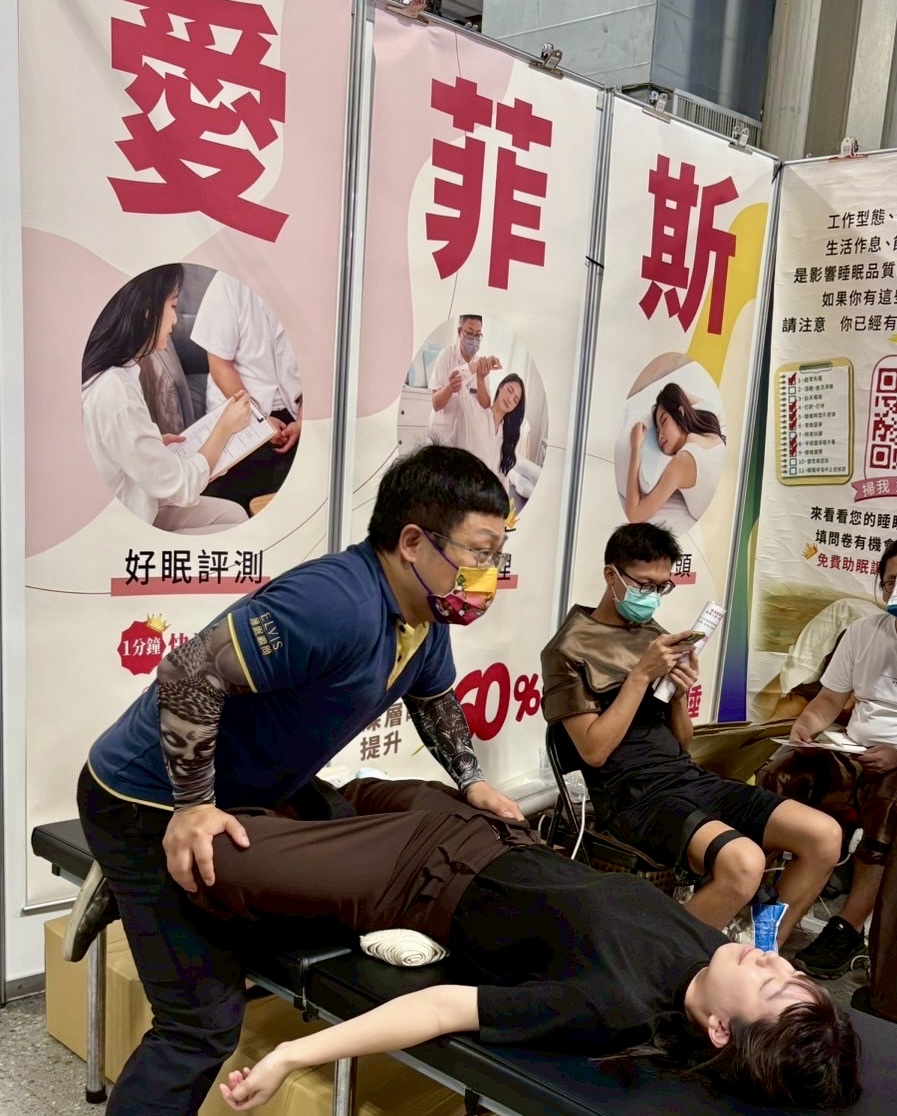 整療師「光明師」設置現場「助眠調理區」，運用整脊技術與遠紅外線熱導療法，協助體驗者釋放背部與骨盆緊繃。（圖/記者林照東翻攝）