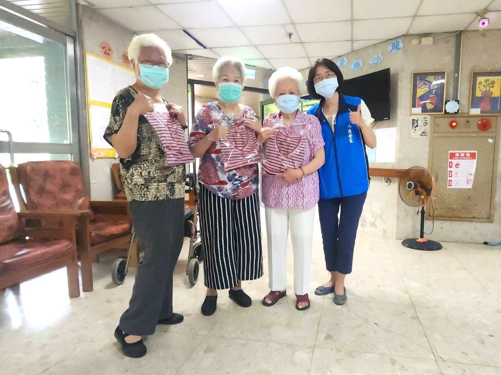《圖說》八德榮家女性住民長輩受贈涼感衣，期能涼感舒適開心一夏。〈八德榮家提供〉