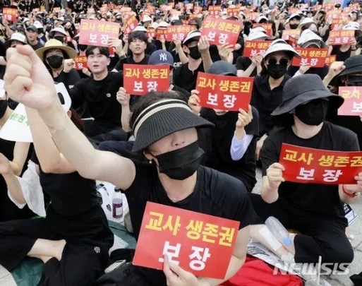 韓國萬名教師抗議:匿名與霸權的夾擊 - https://www.watchmedia01.com