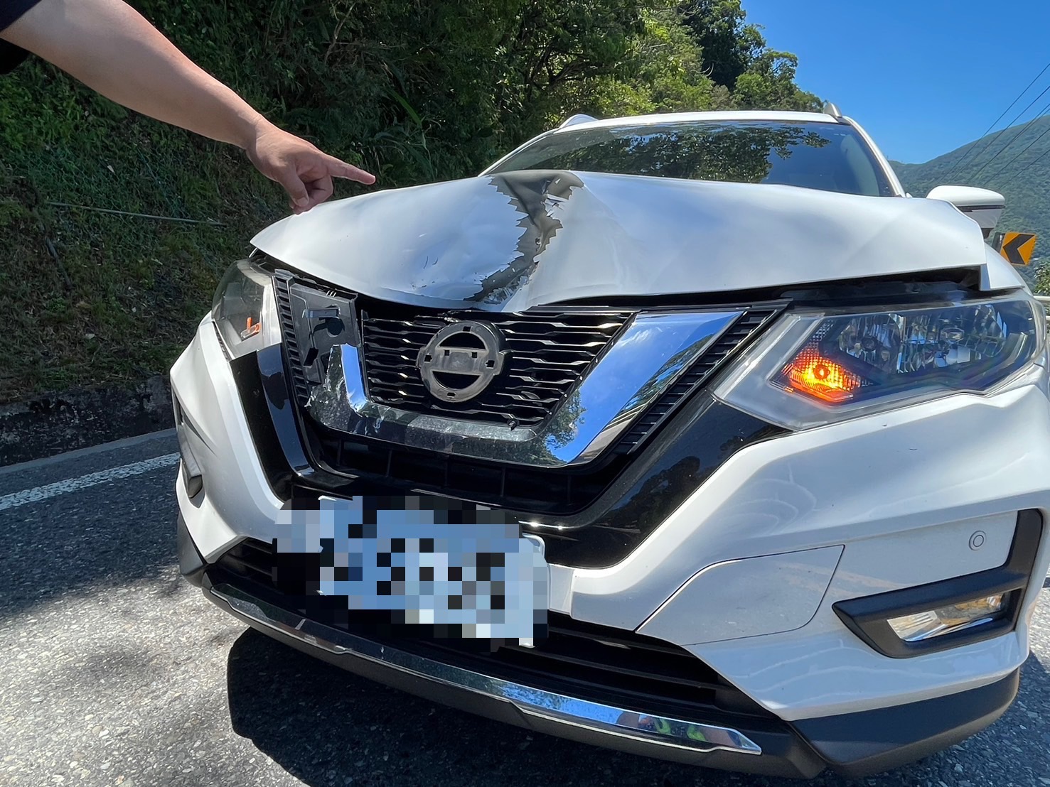 遭落石擊中又與它車碰 男子禍不單行所幸未危及生命 - https://www.watchmedia01.com