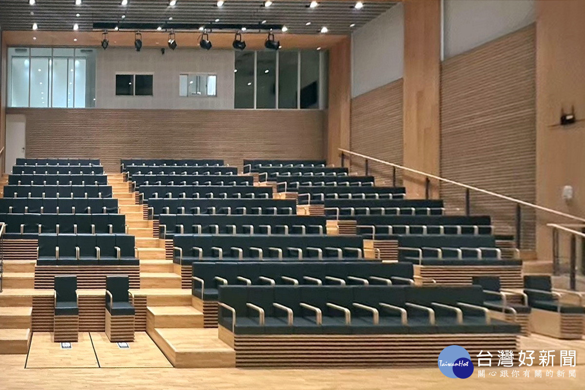 桃園市立圖書館總館1樓「微光廳」。