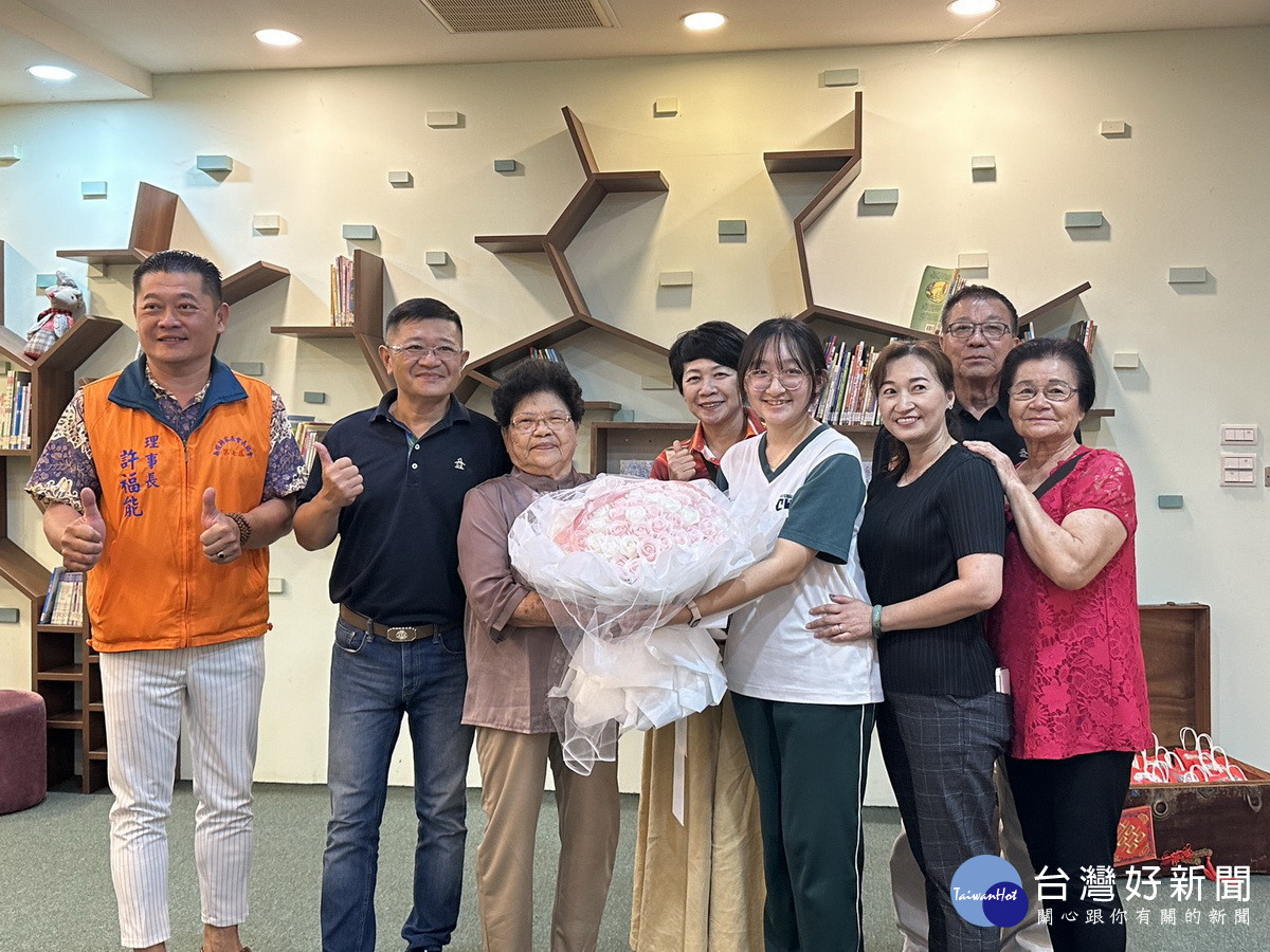 許瑋宸家族自阿嬤到雙親都來祝福。（記者扶小萍攝）