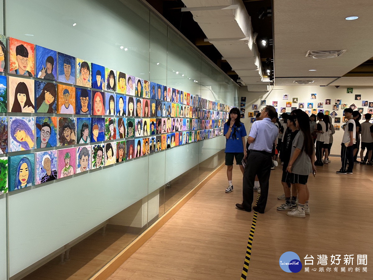 高二高三同學以自言自語為主題畫出自我。(記者扶小萍攝)