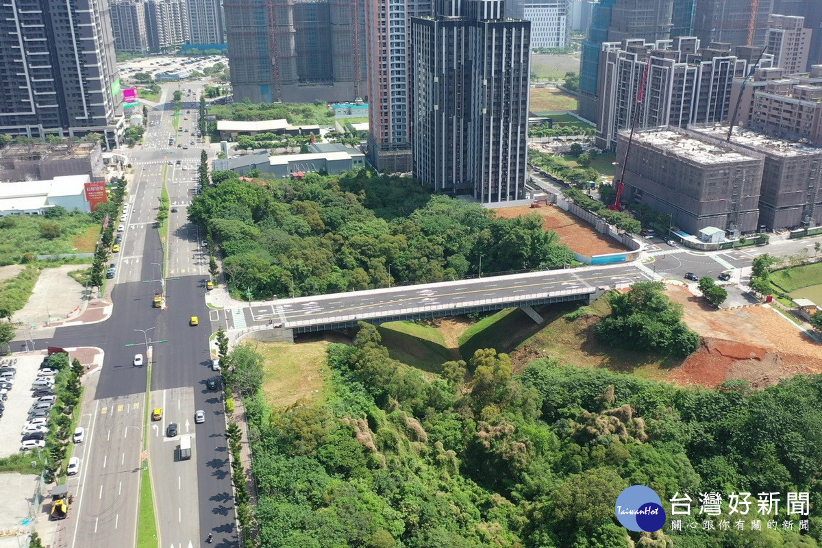 機場捷運A7站聯外道路牛角坡橋空拍圖。<br /><br />