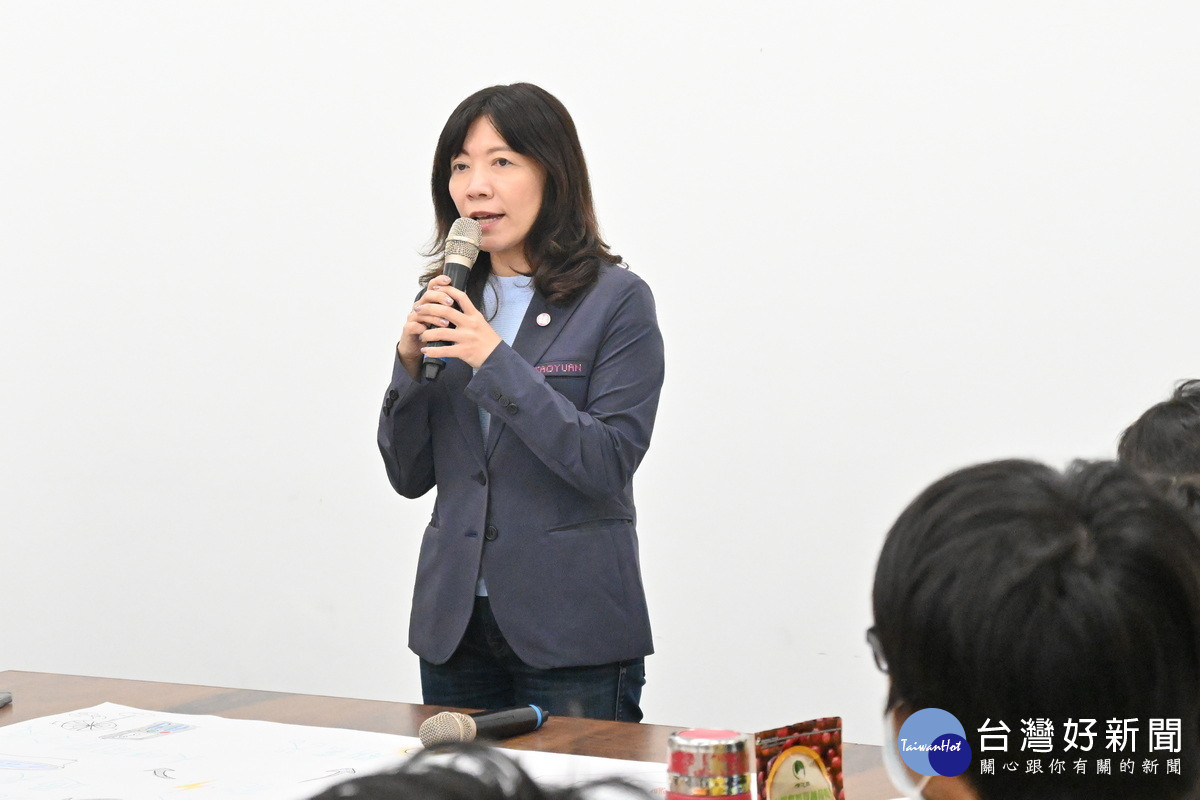 市府青年局長侯佳齡於參訪活動中致詞。<br /><br />