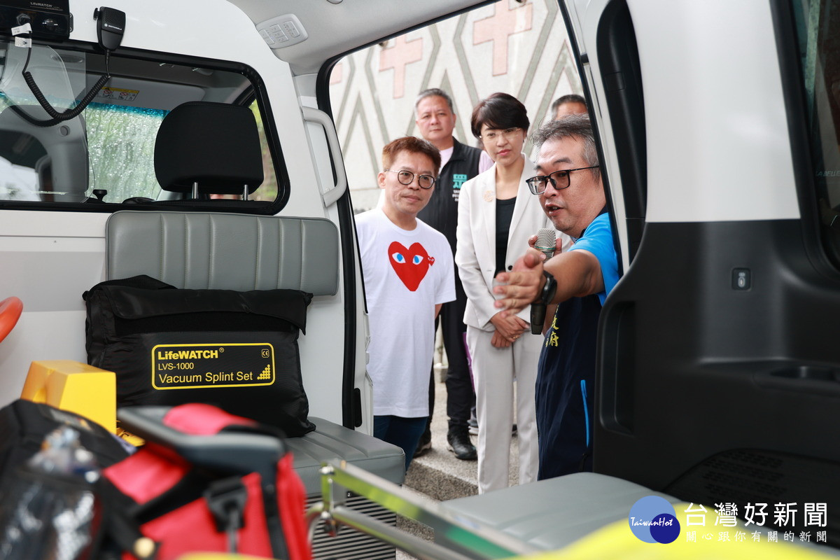 新的救護車,配備自動體外心臟去顫器(AED)、緊急氧氣裝置、擔架固定系統及完善的通訊設備。(縣府提供)