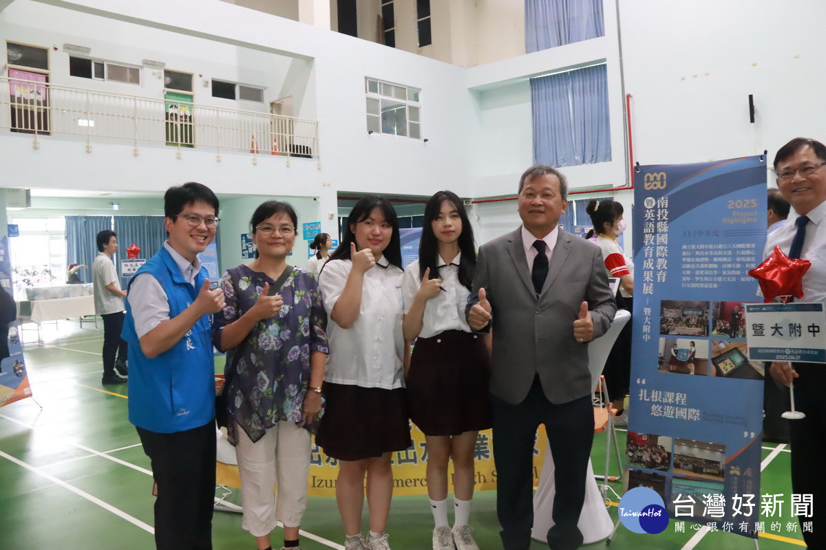 副縣長王瑞德由王處長陪同巡訪各學校成果。（記者扶小萍攝）