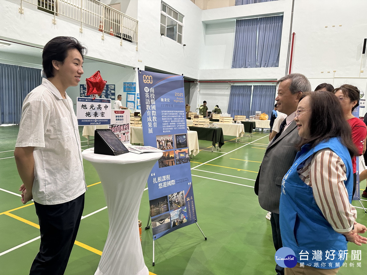旭光高中施同學向副縣長介紹國際交流受益良多。(記者扶小萍攝)
