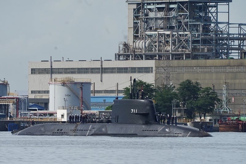 國造潛艦原型艦海鯤艦(圖)17日在高雄港內持續進行浮航,甲板上有超過10名以上技術人員,帆罩上亦有數名人員。 中央社
