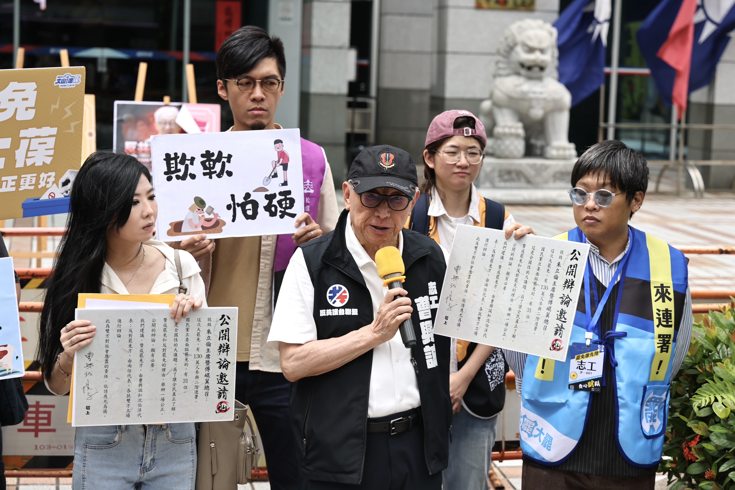 曹興誠17日親赴國民黨中央黨部下辯論戰帖，邀請國民黨主席朱立倫進行大罷免的公開辯論。林啟弘攝