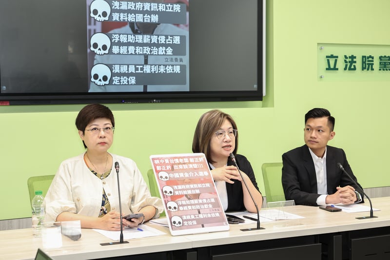 民進黨立法院黨團17日揭露國民黨立委鄭正鈐涉嫌重大違法行為,竹市雙罷免總部發言人林志潔(左)、民進黨團書記長陳培瑜(中)、新竹雙罷領銜人戴振博(右)出席說明。中央社