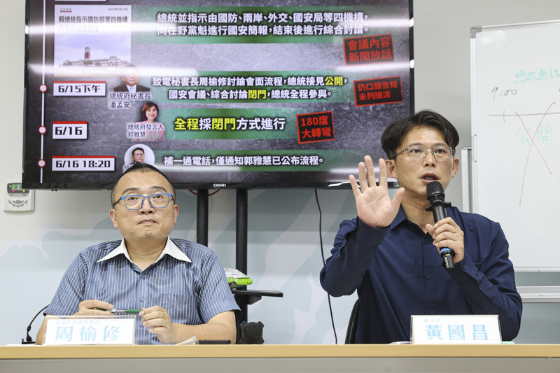 民眾黨主席黃國昌(右)與秘書長周榆修(左)一起出面說明,拒絕參加18日總統府國安簡報。中央社