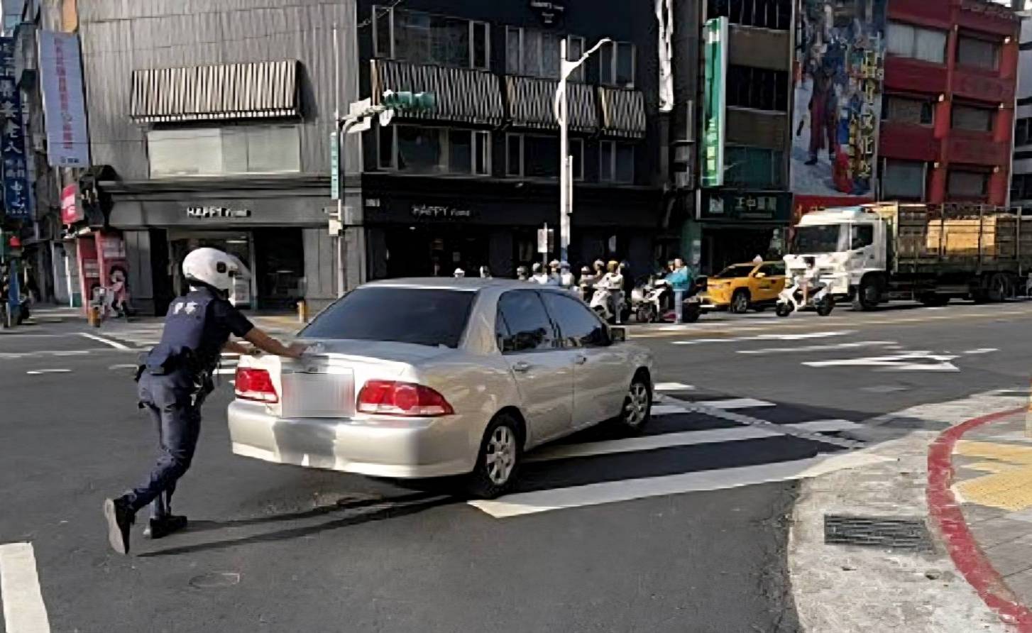 汽車拋錨路中阻礙交通  大同分局警蠻力揮汗推車助解圍