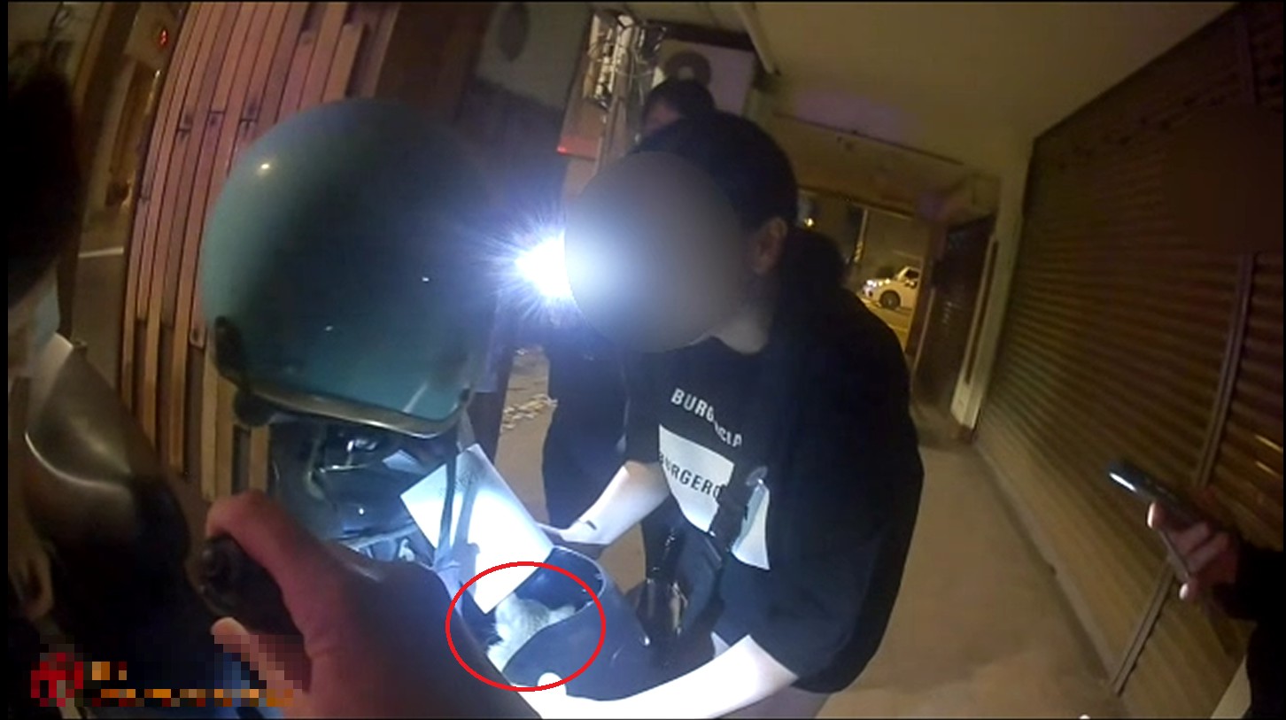 ▲圖說:員警與民眾使用工具小心拆解機車頭,一番努力後成功救出小貓 (圖/台中市政府 提供)