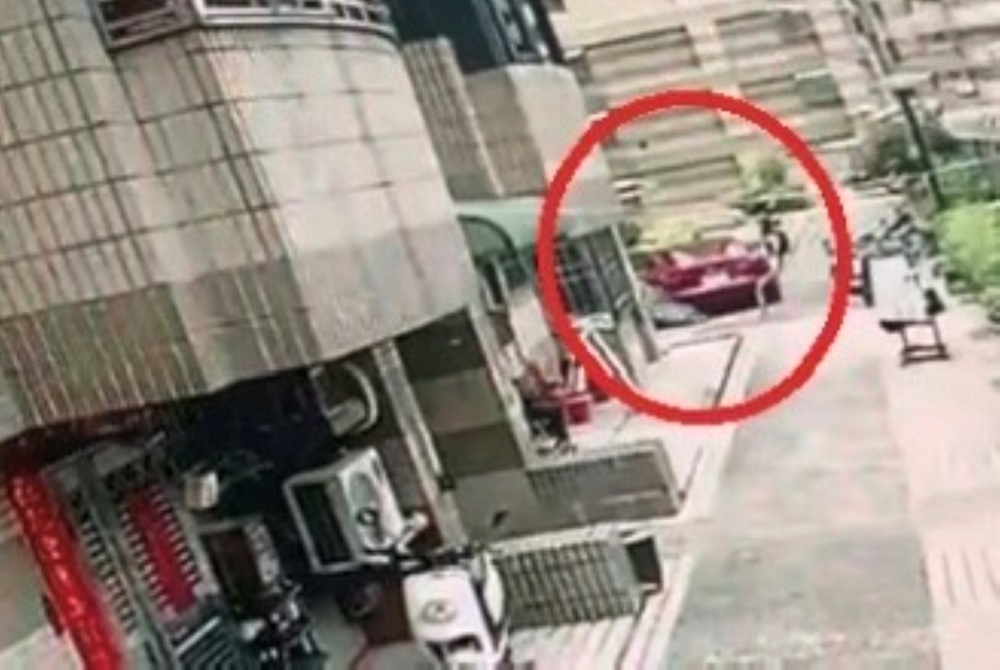 小巷迴轉撞倒機車 電動車駕駛否認犯行電眼打臉 245 cnews204250617a03