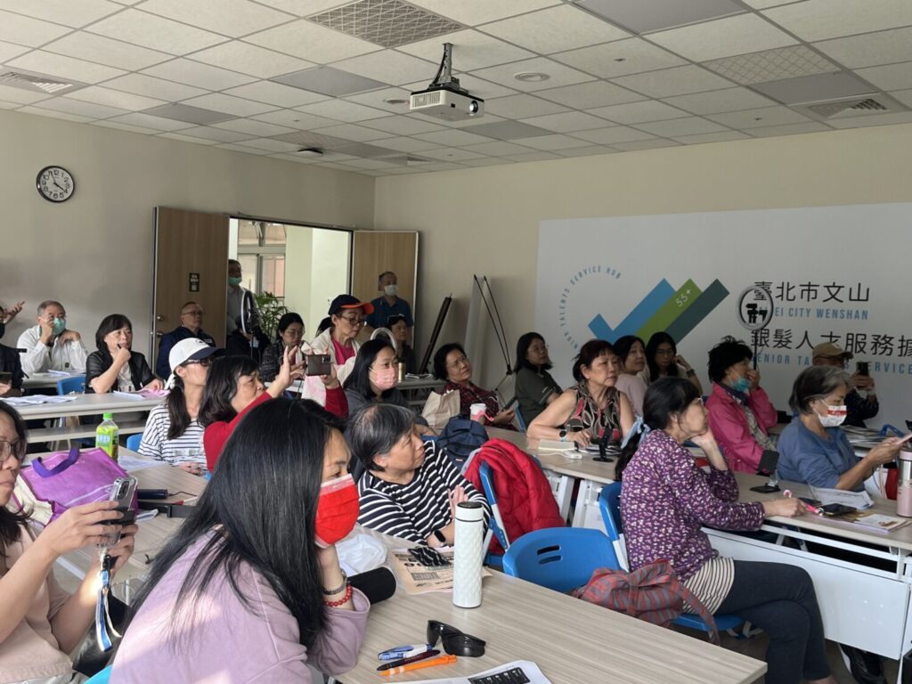 中高齡學員專注聆聽，積極參與課程學習，現場氣氛熱絡。(圖/臺北市就業服務處提供)