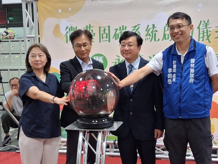 ▲國立虎尾科技大學日前舉行「微藻固碳系統啟動儀式暨永續週成果展」,正式啟用雲嘉地區首座結合教學。環境部主任秘書蔡孟裕(左2)、縣府計畫處長李明岳(右1)、校長張信良(右2)等共同主持。(記者劉春生攝)