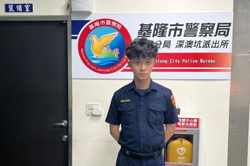 酒醉路倒 警來關心 1 MEITU 20250617 100241220