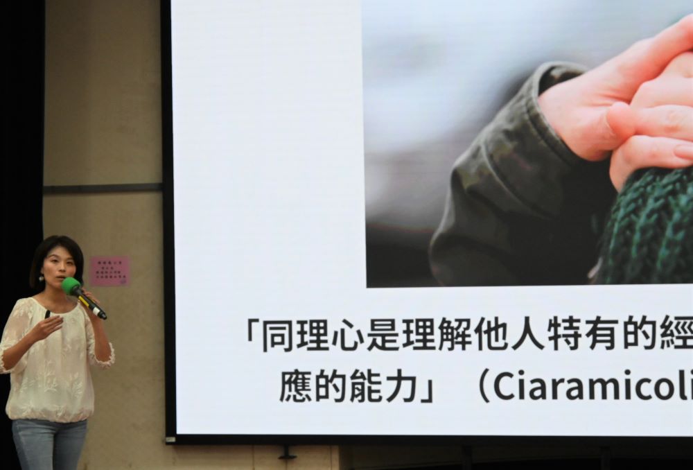 《圖說》綜合活動領域趙曼寧輔導員分享數位品德教案。〈教育局提供〉