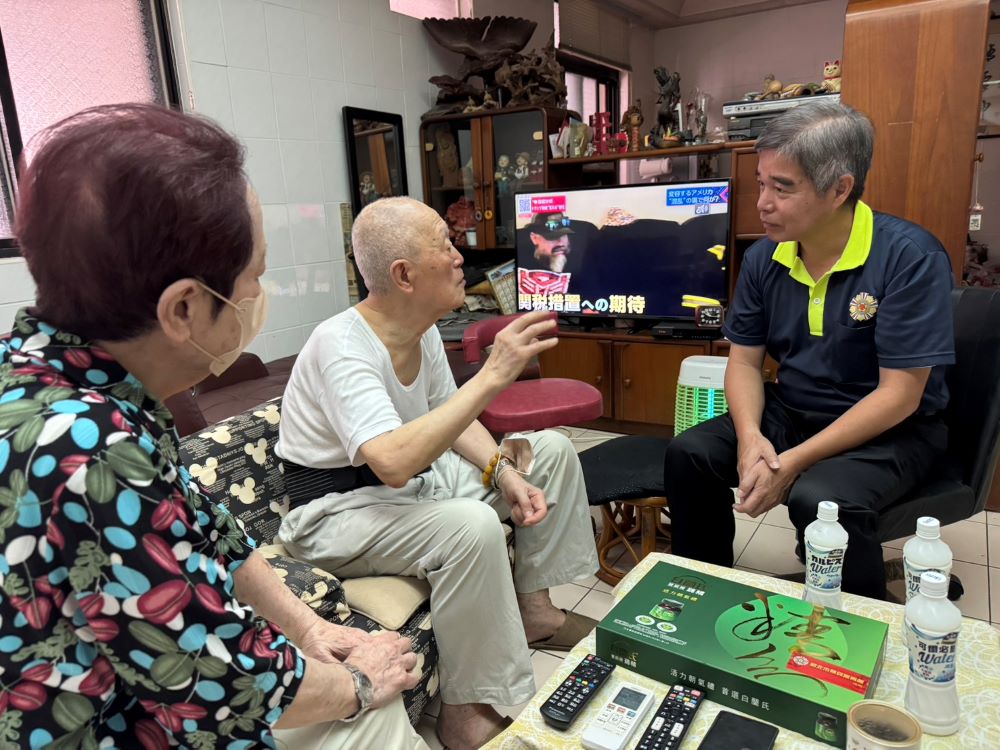 《圖說》林振生處長（右）關懷夏伯伯（中），並致贈雞精禮盒。〈新北榮服處提供〉