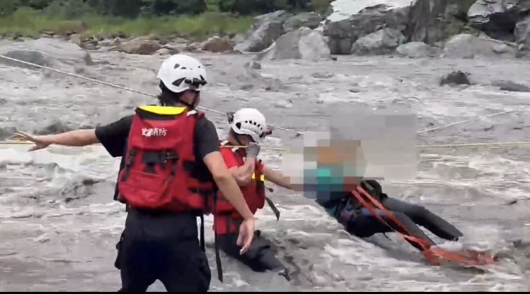 扇子瀑布突發暴雨5人受困 宜縣消防局橫渡驚險救援全數脫困 - https://www.watchmedia01.com