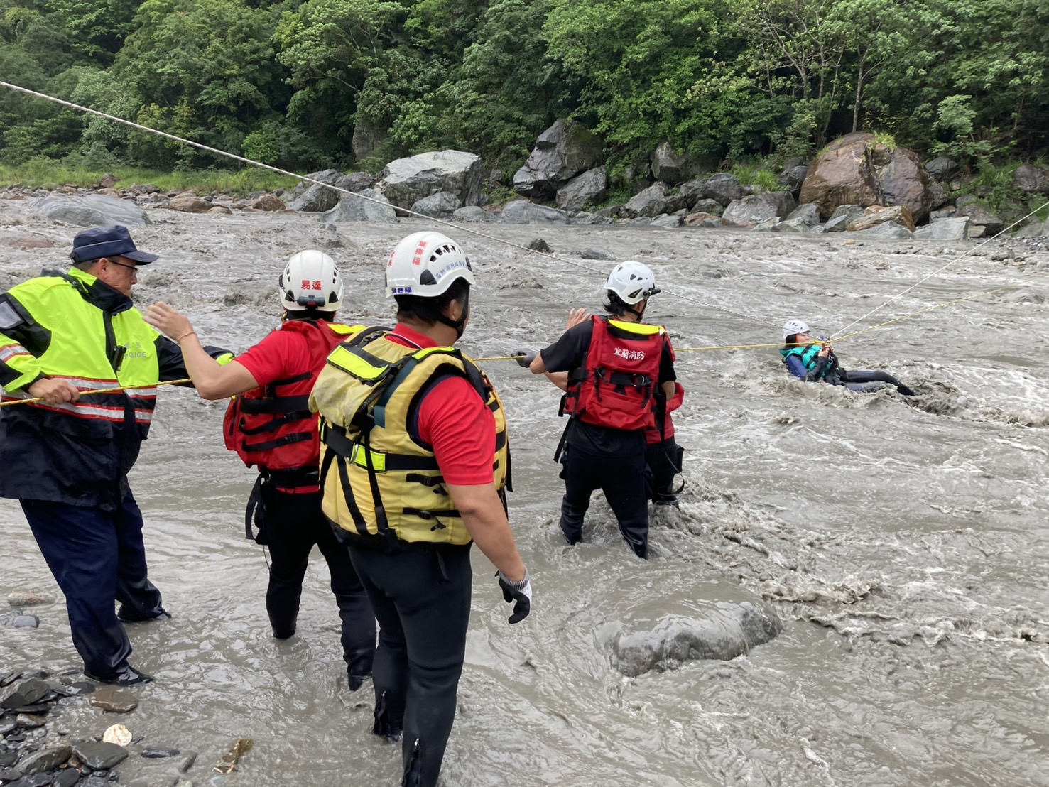 扇子瀑布突發暴雨5人受困 宜縣消防局橫渡驚險救援全數脫困 - https://www.watchmedia01.com