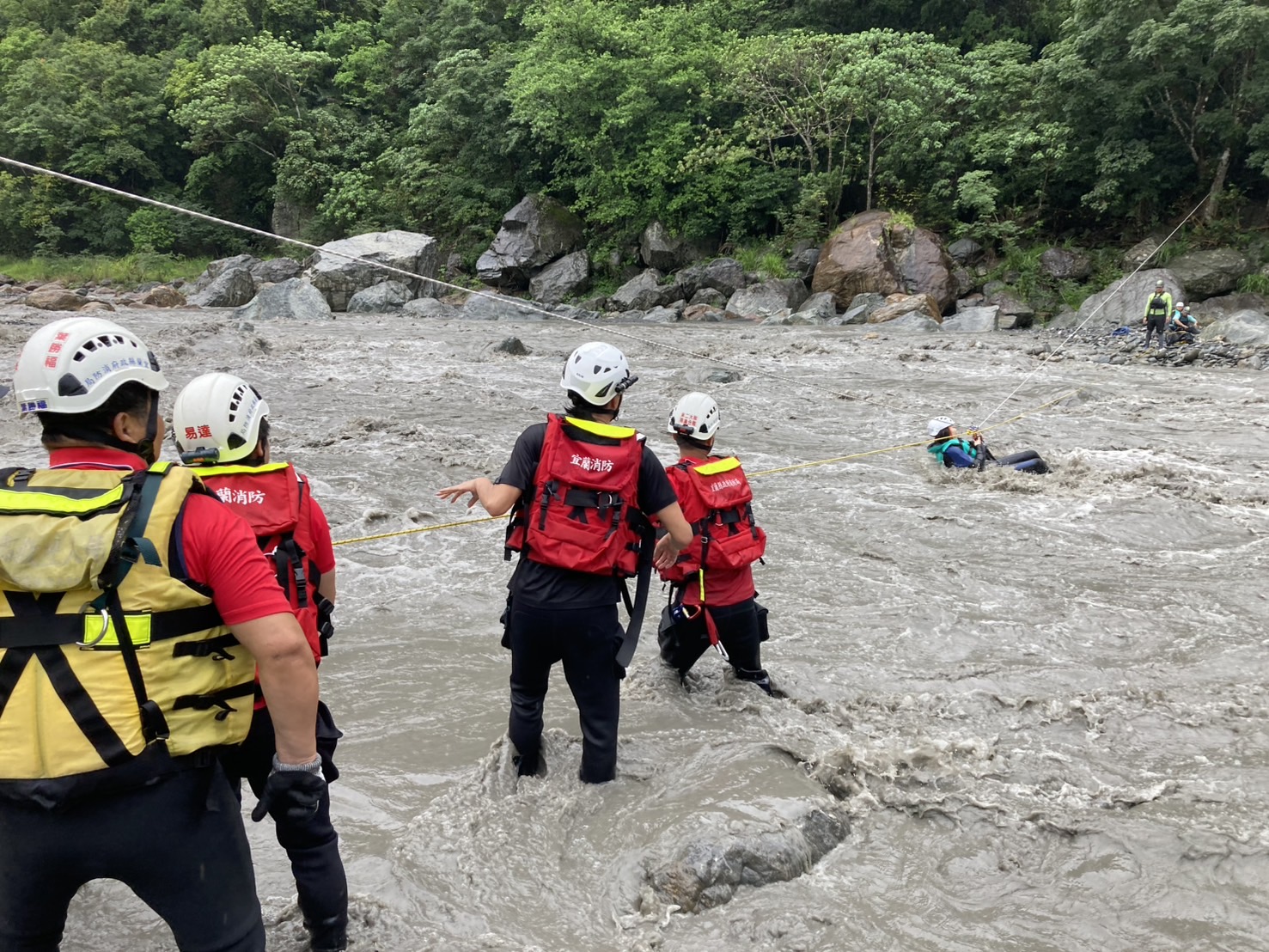 扇子瀑布突發暴雨5人受困 宜縣消防局橫渡驚險救援全數脫困 - https://www.watchmedia01.com