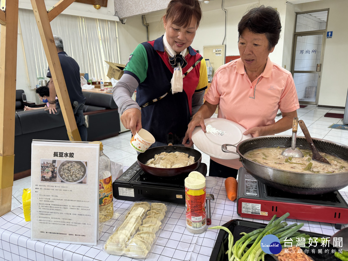 元氣學堂長輩擔任豐原農會一日店長，販售自己包的水餃。
