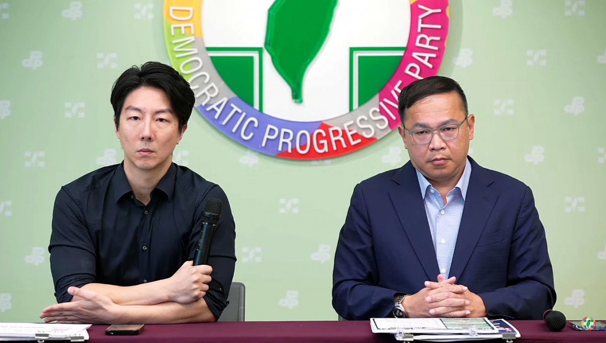 民主進步黨籍立法委員王義川（右）及黨發言人吳崢（左）。（圖／翻攝自民進黨YouTube直播）