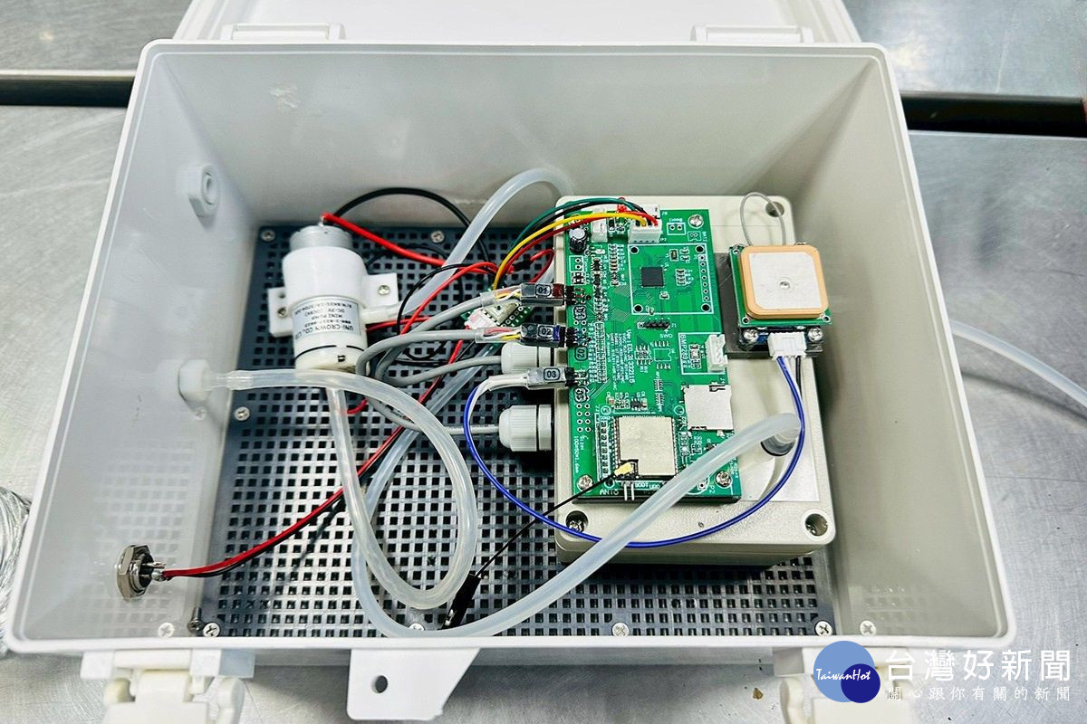 中央大學開發出的「特務AP」移動空污監測設備,由大氣系師生一手打造。