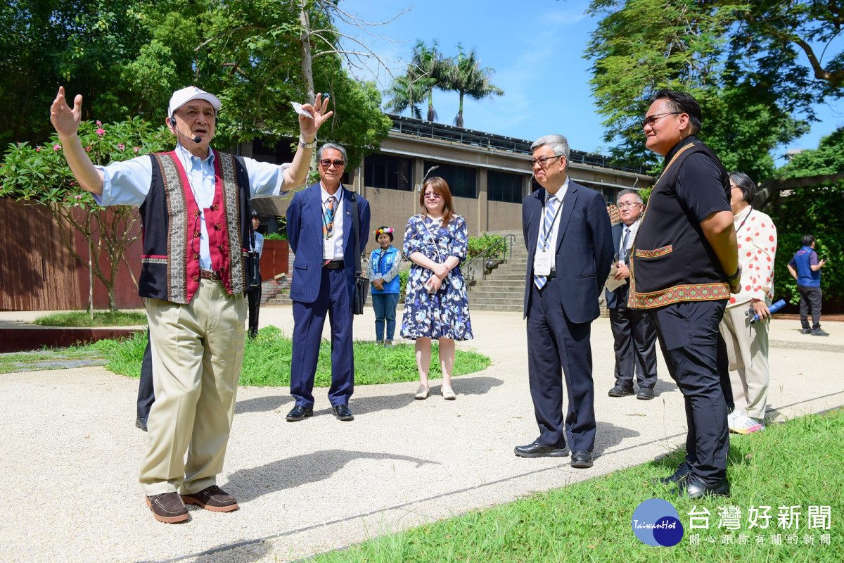  中原大學董事長張光正親自向海內外貴賓介紹校園景觀「泉源之谷」，展現中原的設計創意與永續理念。