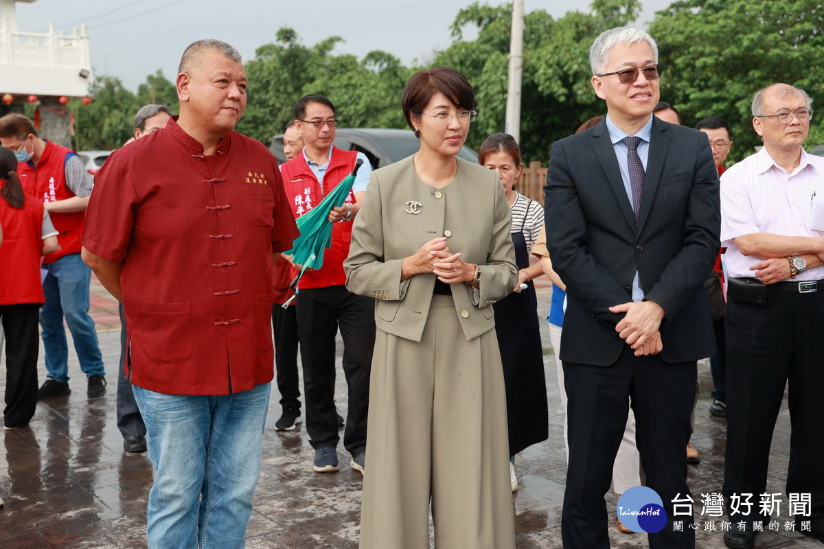 許縣長陪同內政部常務次長吳堂安會勘焰火地點。（縣府提供）