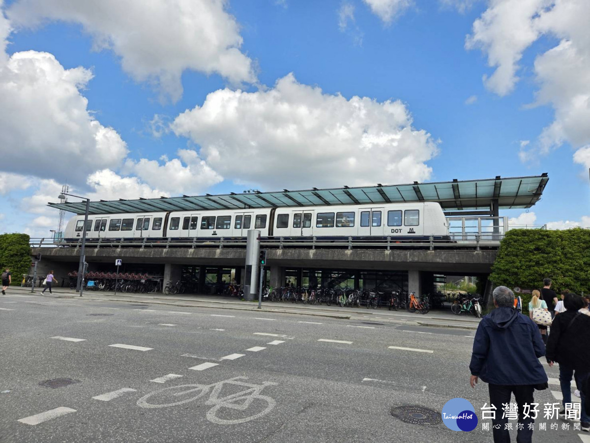 王惠美率團訪單車之城哥本哈根，體驗低碳共享交通運具（地鐵）。圖／彰化縣政府提供　