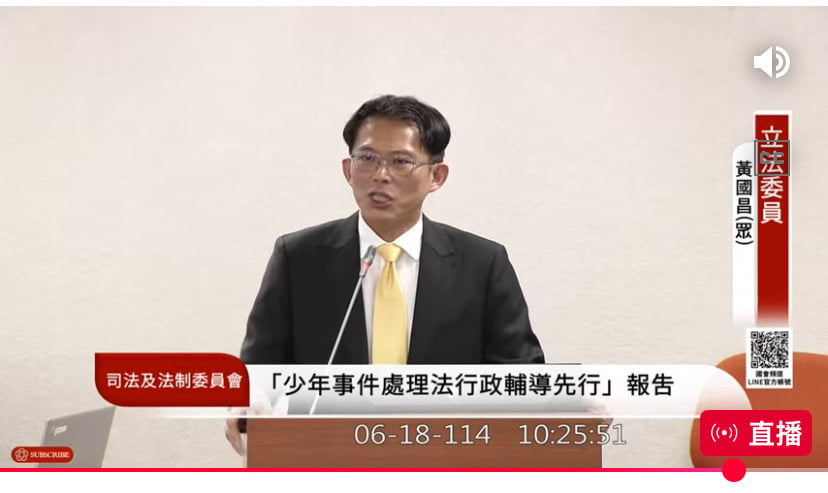 被指「腳尾飯第2」,黃國昌不滿的說,民進黨之前也公布偵訊錄音帶。翻攝立法院直播