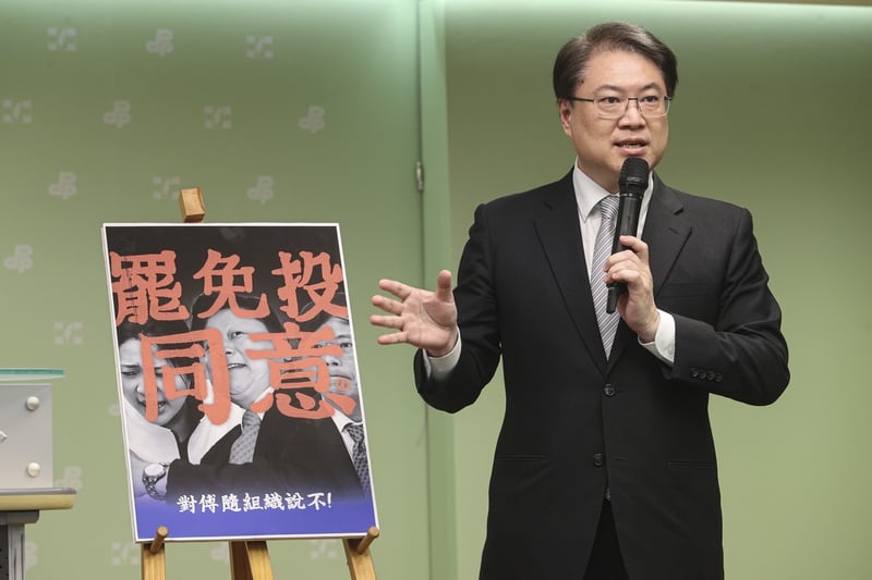民進黨秘書長林右昌18日下午舉行「與公民同行 罷免文宣三箭」記者會,公布大罷免文宣。中央社