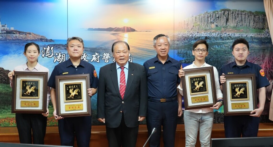澎縣府警察局4位同仁考取碩博士班 陳光復親頒賀匾肯定進修精神