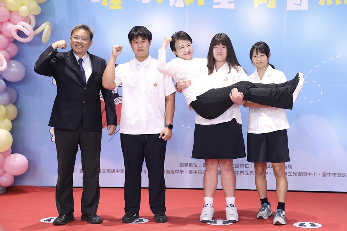 市長被公主抱!中市表揚8043位市長獎學生 盧市長配合擺「超俏皮Pose」最萌合影曝光