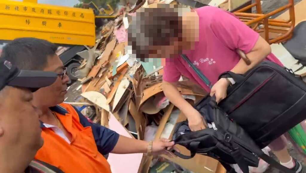 ▲機動班人員陪伴民眾前往廢棄家具的暫置場區，在堆積如山的廢棄家具中翻找。經仔細比對與清查尋獲兩個黑色的電腦包，民眾終於找回誤丟的金飾與存摺。