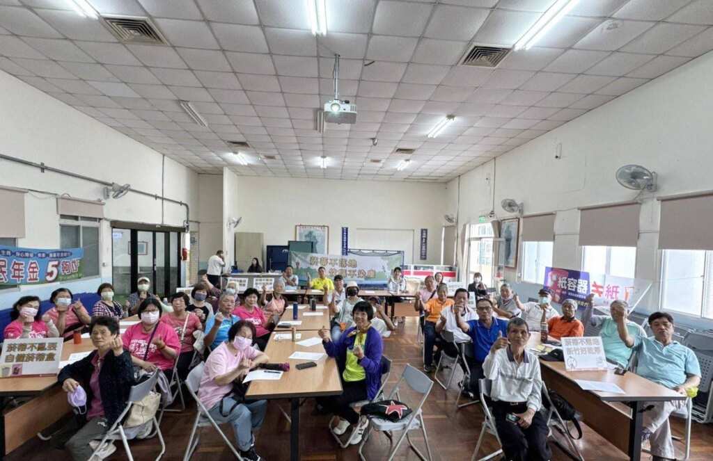 ▲環保局於北埔舉辦「菸蒂不落地」行動宣導說明會。