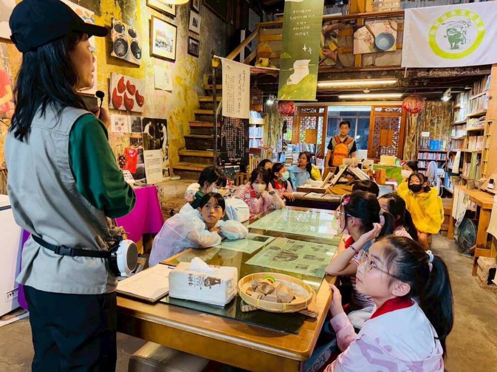 ▲山崎國小造訪關西老街特色店家。