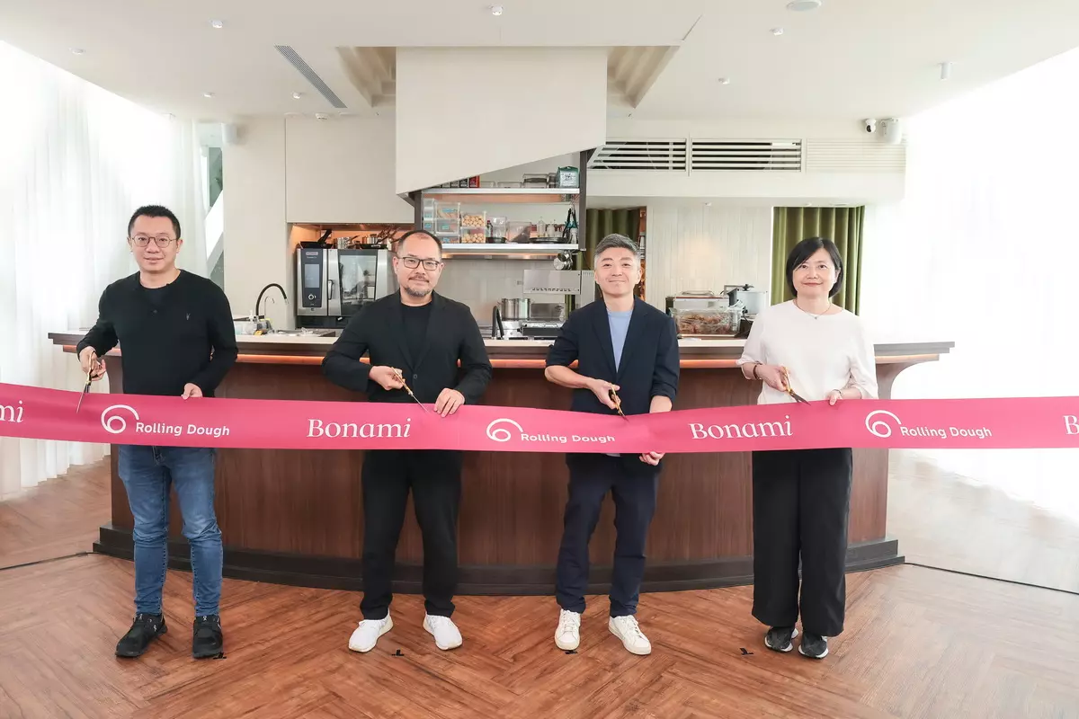 Bonami 法式小館 & Rolling Dough 咖啡廳開幕儀式剪綵。(左起 Alife Holdings 創辦人游適任、忠泰建設副董事長李彥良、MMHG 湘樂餐飲集團創辦人林泉、北美館副館長蔣雨芳)(MMHG提供)