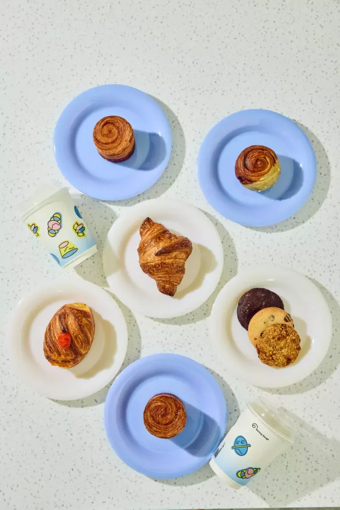 Rolling Dough 店內主打每日現烤可頌與精品咖啡,提供內用和外帶服務。(MMHG提供)