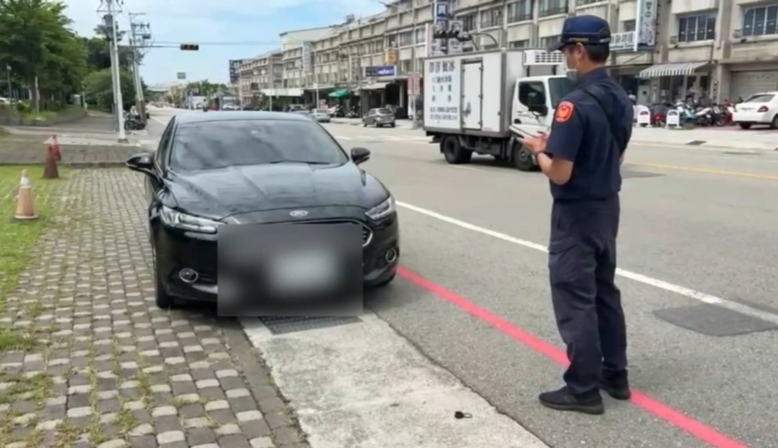 ▲圖說：警方透過警用M-police逕行舉發違停車輛，拍照並上傳至系統，避免事後人為刪改 （圖／台中市政府 提供）
