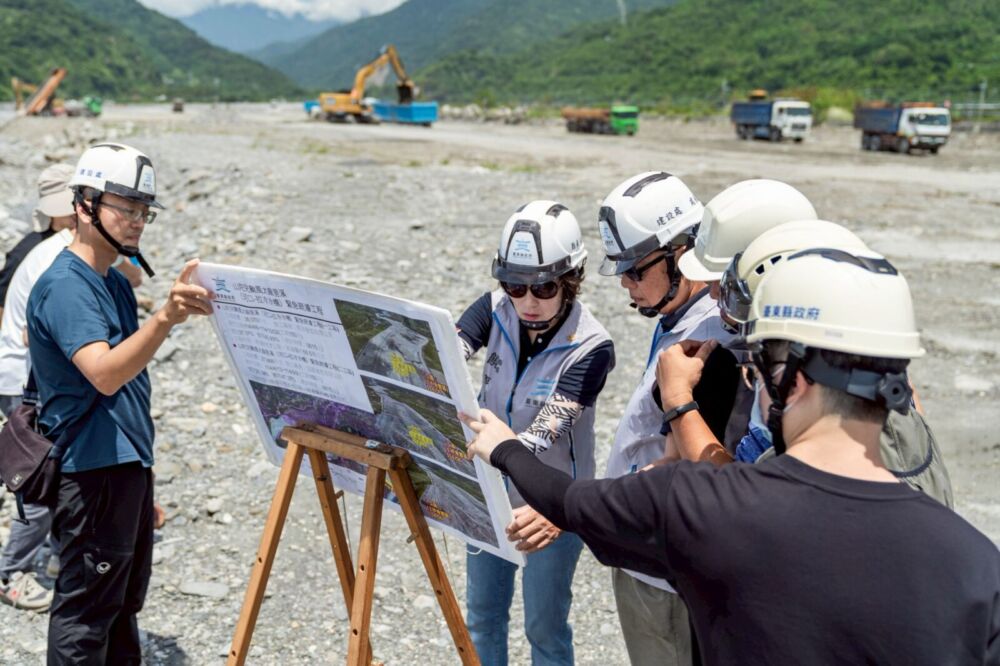 饒慶鈴視察南迴3處災修工程 指示強化河道疏濬整治 198 饒慶鈴視察南迴3處災修工程 指示強化河道疏濬整治 197