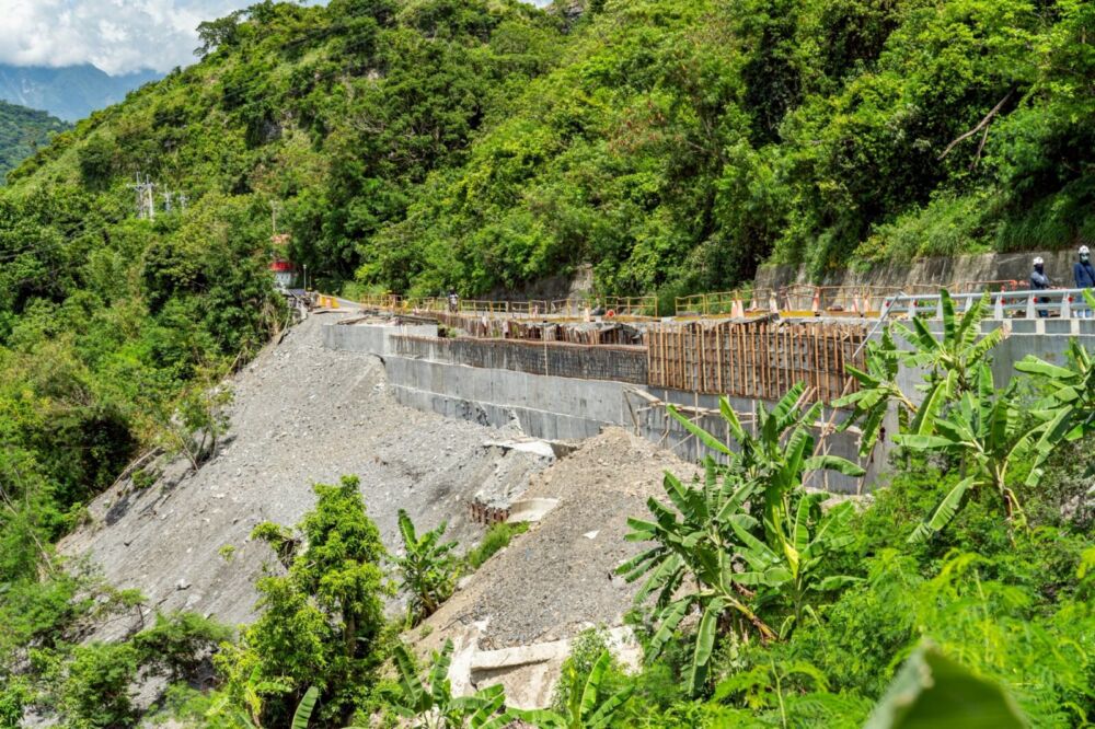 饒慶鈴視察南迴3處災修工程 指示強化河道疏濬整治 200 饒慶鈴視察南迴3處災修工程 指示強化河道疏濬整治 199