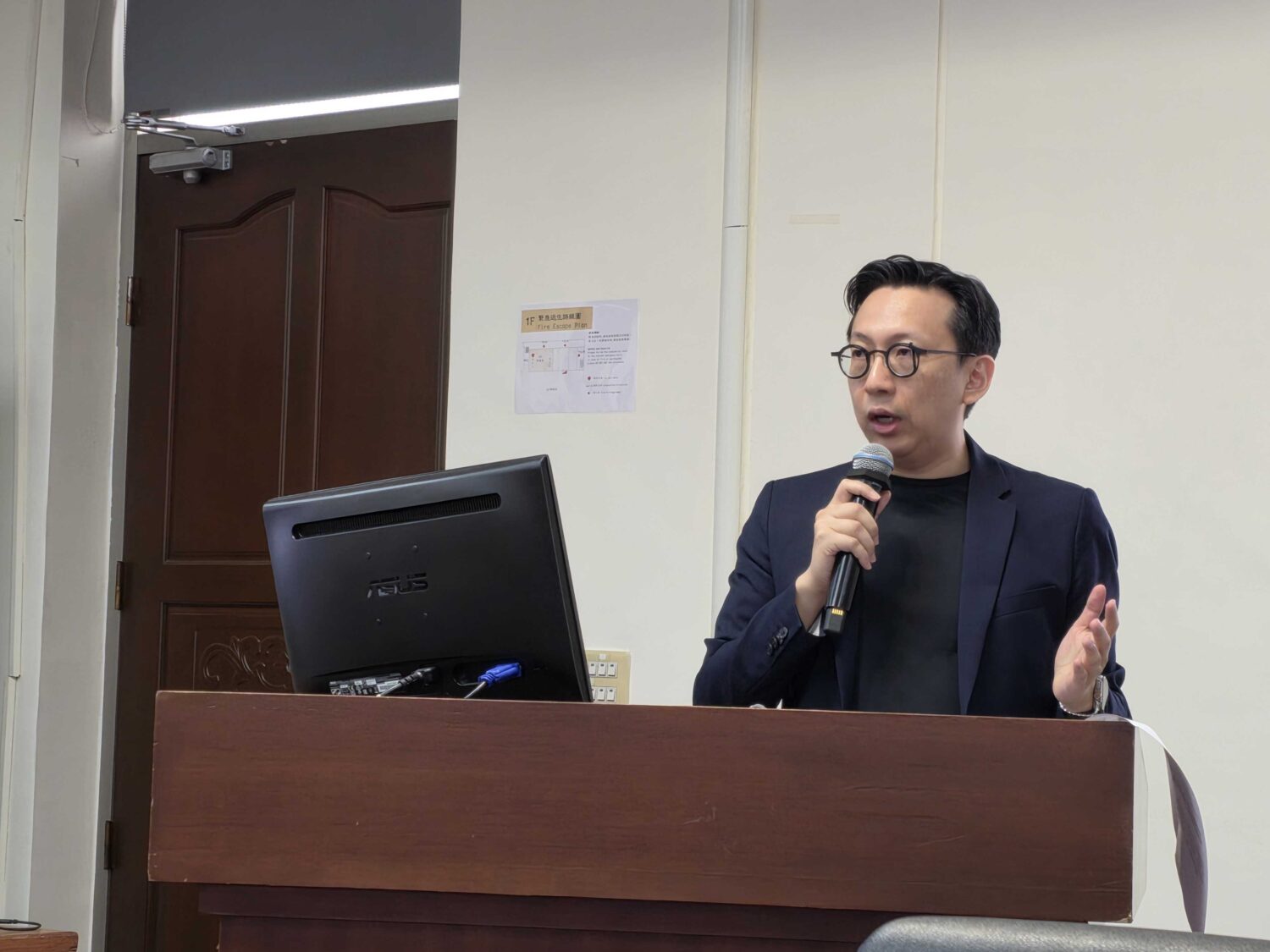 葛如鈞直指，相關政策推動進度緩慢、資料不透明，尤其對於AI基本法的掌握嚴重不足，讓人質疑政府是否真的準備好迎接AI時代。(圖／葛如鈞國會辦公室)