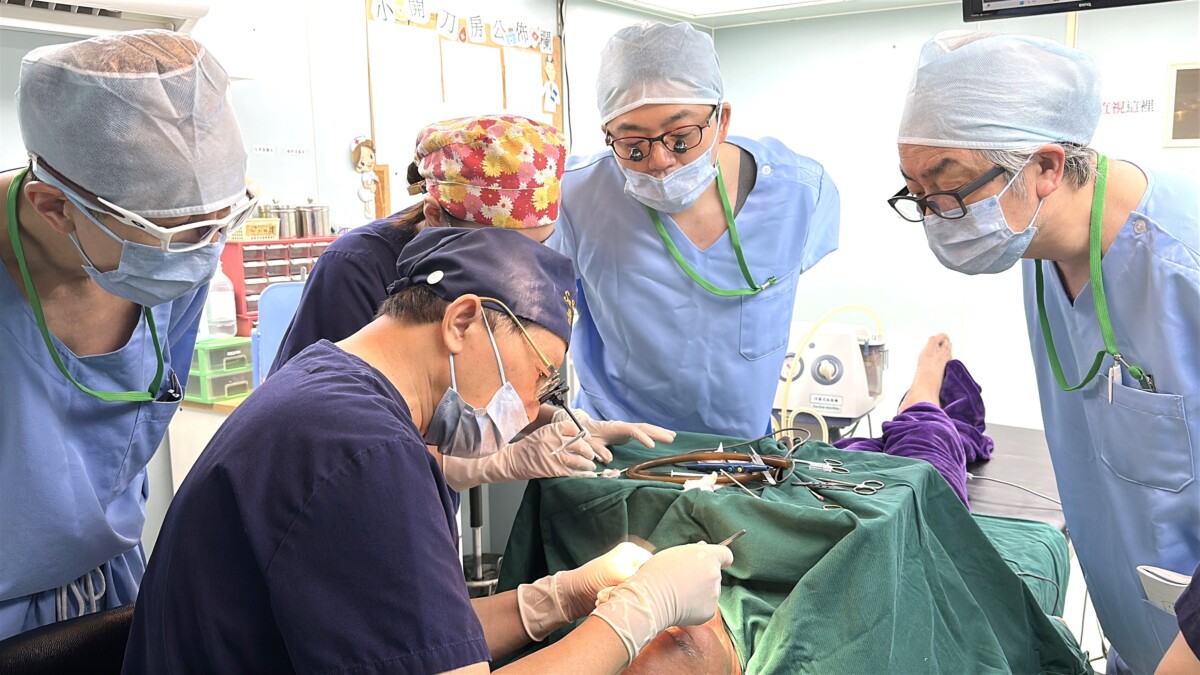 ▲三位日本醫師於手術室研習白疤顏色再生術技能