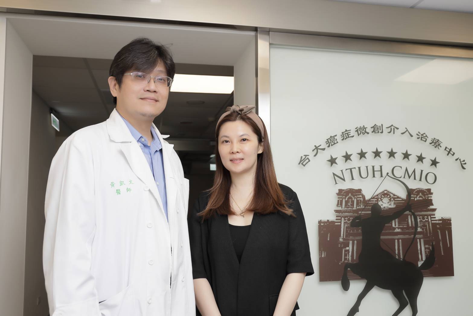 林少萍透過卓越媒體集團捐款給澎湖海文教醫療慈善基金會,左為董事長黃凱文醫師。