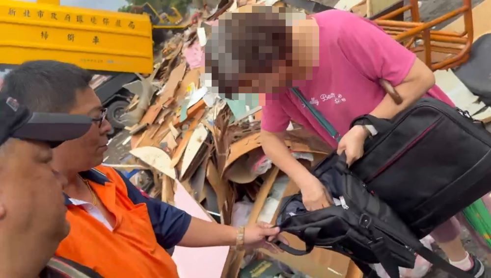 半小時找回清運貴重金飾 新莊清潔隊高效率民眾感心 1 《圖說》機動班人員陪伴民眾前往廢棄家具的暫置場區,在堆積如山的廢棄家具中翻找。經仔細比對與清查尋獲兩個黑色的電腦包,民眾終於找回誤丟的金飾與存摺。〈環保局提供〉