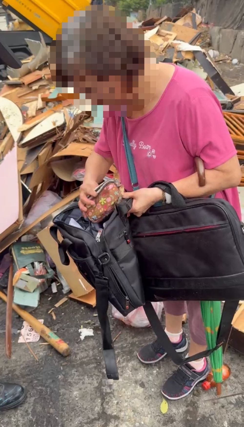 半小時找回清運貴重金飾 新莊清潔隊高效率民眾感心 2 《圖說》陳女士打開查看確認金飾以及存摺完整無缺,才鬆了一口氣,並連聲道謝。〈環保局提供〉